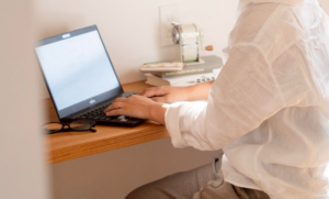 パソコンを操作している女性