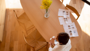 女性が仕事をしている写真