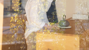 女性がキッチンでくつろいでいる写真